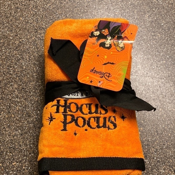 NWT! DISNEY "IT'S JUST A BUNCH OF HOCUS POCUS " HAND TOWELS SET OF 2 - Picture 1 of 6
